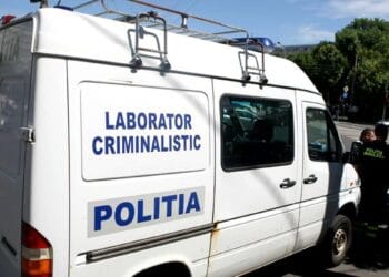 O femeie de 28 de ani a fost prinsă cu mâinile de mașină și târâtă zeci de metri. A fost răpită de fostul concubin, apoi ucisă!