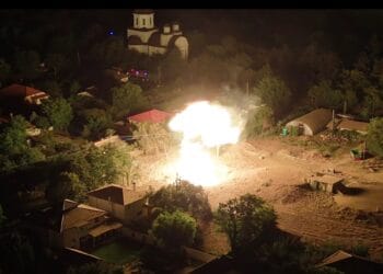 Incendiu masiv. Zeci de oameni evacuați de urgență din casele lor. O echipă de muncitori au provocat deflagrația