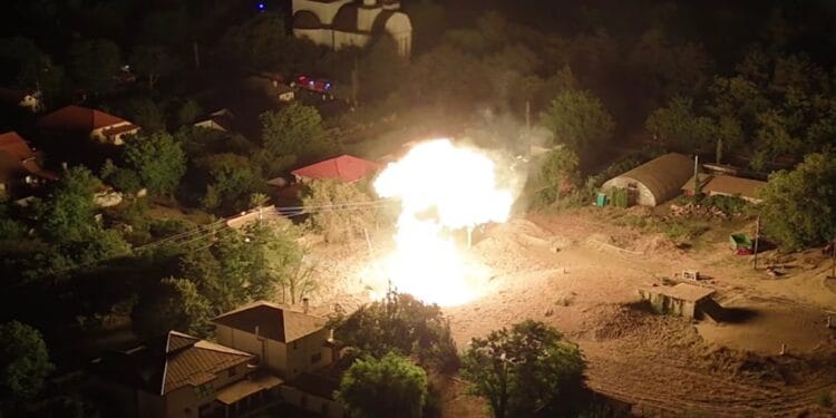 Incendiu masiv. Zeci de oameni evacuați de urgență din casele lor. O echipă de muncitori au provocat deflagrația