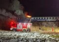 Dezastru pe calea ferată! Un vagon al unui tren de transport călători a luat foc! Zeci de persoane s-au salvat la limită!