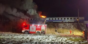 Dezastru pe calea ferată! Un vagon al unui tren de transport călători a luat foc! Zeci de persoane s-au salvat la limită!