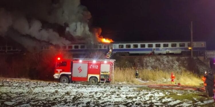 Dezastru pe calea ferată! Un vagon al unui tren de transport călători a luat foc! Zeci de persoane s-au salvat la limită!