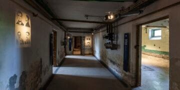 Închisoarea Pitești deschide expoziția „Limbajul care rămâne”. Proiectul aduce gesturi poetice, răspunsuri vizuale la rana adâncă lăsată de experimentul comunist!