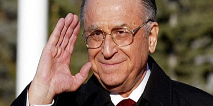 BREAKING NEWS! Starea lui Ion Iliescu este critică! Fostul președinte este ținut în viață de aparate!