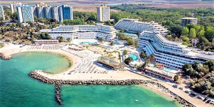 Luni începe programul ”Litoralul pentru toţi” iar tot mai multe hoteluri se gândesc să „stingă lumina”. Profiturile estimate pentru luna septembrie sunt foarte mici!