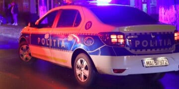 Un bărbat a intrat cu mașina în sediul Poliției! A avariat mai multe autoturisme și a rupt bariera! Șoferul avea o alcoolemie foarte mare!