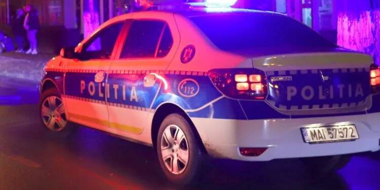 Un bărbat a intrat cu mașina în sediul Poliției! A avariat mai multe autoturisme și a rupt bariera! Șoferul avea o alcoolemie foarte mare!