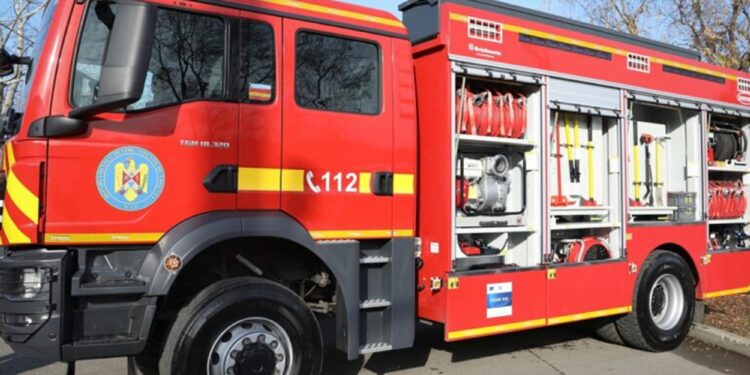 Autospecială de pompieri în flăcări! Salvatorii stingeau un incendiu de vegetație când a luat foc mașina!