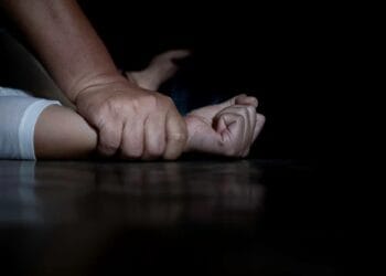 Fetiță agresată sexuală de tatăl unei prietene. Mama minorei a aflat ce a pățit aceasta, însă nu a reclamat!