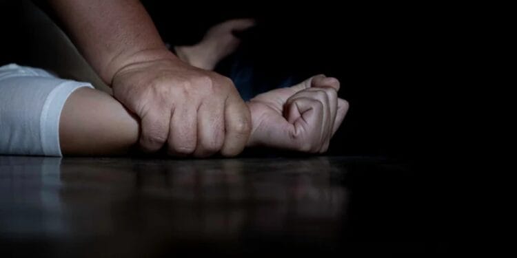 Fetiță agresată sexuală de tatăl unei prietene. Mama minorei a aflat ce a pățit aceasta, însă nu a reclamat!