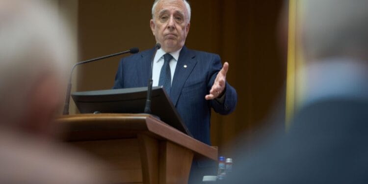 Mesajul guvernatorului, Mugur Isărescu pentru Bolojan despre concedieri: „Când eram premier, îi moștenisem de la Radu Vasile, mi-a fost mai ușor să îi liberez”