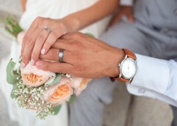 Record pe internet: 29 de perechi de nași la aceeași nuntă! Videoclip viral! Reacții între uluire și ironie. Ce spun preoții, despre parada mondenă din biserică!