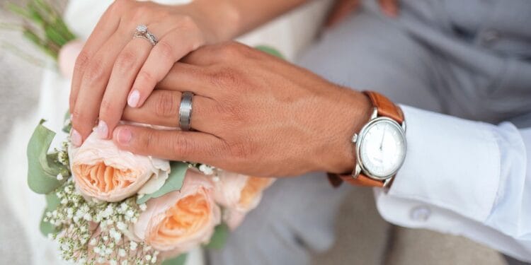 Record pe internet: 29 de perechi de nași la aceeași nuntă! Videoclip viral! Reacții între uluire și ironie. Ce spun preoții, despre parada mondenă din biserică!