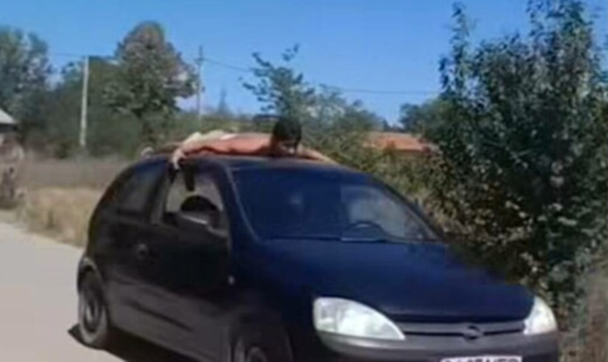 Fără permis și cu un prieten pe pavilionul mașinii, se plimba un tânăr pe drumurile publice!