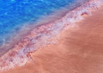 Există o plajă cu nisip roz! Ce trebuie să știi despre această plajă unică. Cum se ajunge la acest loc secret!