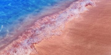 Există o plajă cu nisip roz! Ce trebuie să știi despre această plajă unică. Cum se ajunge la acest loc secret!