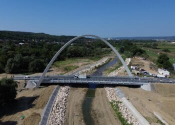 Podul cu cel mai mare arc parabolic din România a trecut testul de rezistenţă. Acesta se află în Argeș!