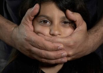 Un bărbat a ajuns în spatele gratiilor, după ce a întreținut relații sexuale cu o minoră de 14 ani! Mama fetiței a descoperit ororile!