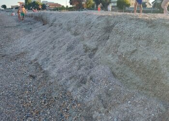 Plaje distruse de furtună la Marea Neagră! Turiștii abia mai ajung la apă! S-au creat praguri înalte de un metru!