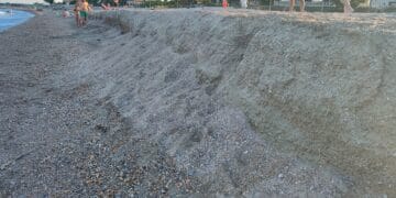 Plaje distruse de furtună la Marea Neagră! Turiștii abia mai ajung la apă! S-au creat praguri înalte de un metru!