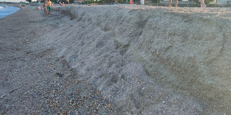 Plaje distruse de furtună la Marea Neagră! Turiștii abia mai ajung la apă! S-au creat praguri înalte de un metru!