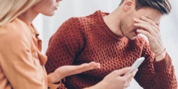 Caz cutremurător într-o familie din România. Un bărbat a descoperit că soția profesoară este într-o relație amoroasă cu o elevă minoră