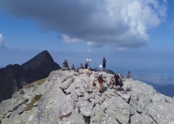VIDEO. Au cucerit vârful Lespezi din munții Făgăraș cu drapelul României. După a fost horror! Ce tragedie din senin!
