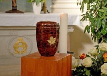 Cadavre în descompunere descoperite într-o cameră funerară! Familiile persoanelor decedate au primit cenușă falsă!