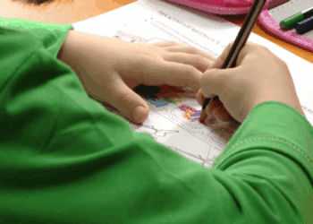 A plecat cu un alt copil de la grădiniță! Bunicul s-a uitat doar la îmbrăcămintea micuțului!