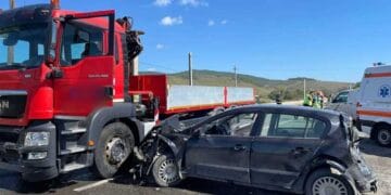 Accident între un autoturism, o autoutilitară și un camion! O femeie a ajuns la spital! Pagubele sunt însemnate!