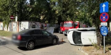 Mașină cu roțile în aer, în urma unui accident rutier grav. Trei victime, între care și un copil de doar doi ani!