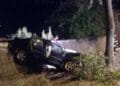 Un tânăr de 29 de ani și-a pierdut viața într-un accident înfiorător. Mașina pe care o conducea a ieșit de pe carosabil, a lovit un copac și ulterior a fost proiectată într-un gard. Impactul puternic i-a fost fatal