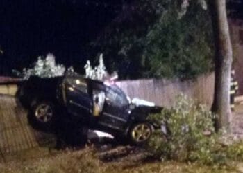 Un tânăr de 29 de ani și-a pierdut viața într-un accident înfiorător. Mașina pe care o conducea a ieșit de pe carosabil, a lovit un copac și ulterior a fost proiectată într-un gard. Impactul puternic i-a fost fatal