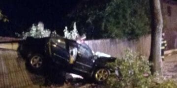 Un tânăr de 29 de ani și-a pierdut viața într-un accident înfiorător. Mașina pe care o conducea a ieșit de pe carosabil, a lovit un copac și ulterior a fost proiectată într-un gard. Impactul puternic i-a fost fatal