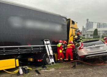 O femeie care ducea fiicele la școală cu mașina a sfârșit sub un TIR. Tinerele se zbat între viață și moarte!