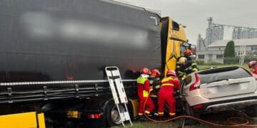 O femeie care ducea fiicele la școală cu mașina a sfârșit sub un TIR. Tinerele se zbat între viață și moarte!