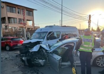 Plan Roșu de intervenție pe șosele. Accident rutier între un microbuz plin de pasageri și o mașină. 14 persoane rănite