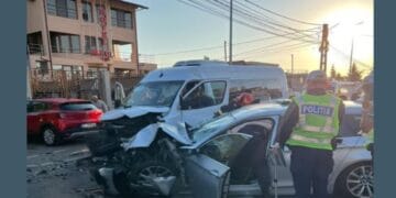 Plan Roșu de intervenție pe șosele. Accident rutier între un microbuz plin de pasageri și o mașină. 14 persoane rănite