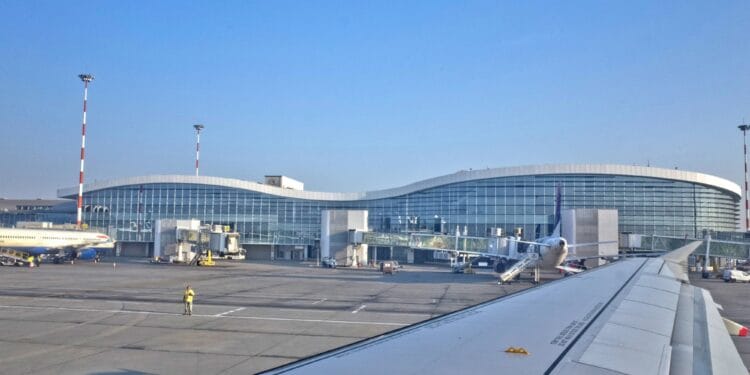 Un bărbat care se întorcea din Bruxelles, a fost încătușat pe aeroportul din București! Respectivul era beat și a făcut scandal!