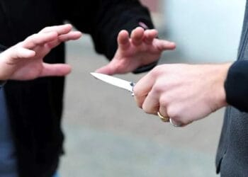 Adolescent amenințat în plină zi pe stradă cu un cuțit! Acesta a fost lovit și cu o piatră în zona capului!