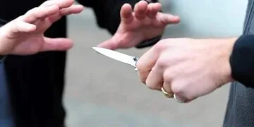 Adolescent amenințat în plină zi pe stradă cu un cuțit! Acesta a fost lovit și cu o piatră în zona capului!