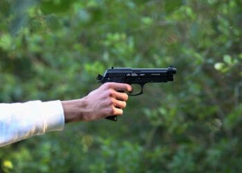 Tânără amenințată în trafic de fostul iubit cu un pistol! Respectivul era pe o motocicletă, deși nu are permis!