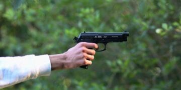 Tânără amenințată în trafic de fostul iubit cu un pistol! Respectivul era pe o motocicletă, deși nu are permis!