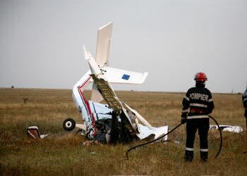 Încă un avion prăbușit! Acesta a căzut în apropierea unei unități militare! Pilotul și pasagerul au fost preluați de cadrele medicale!