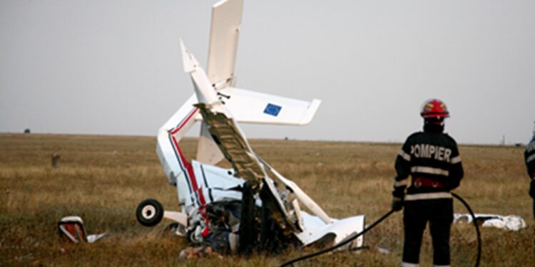 Încă un avion prăbușit! Acesta a căzut în apropierea unei unități militare! Pilotul și pasagerul au fost preluați de cadrele medicale!