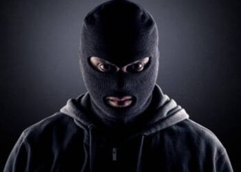 Incident șocant în parc. Un băiețel de 8 ani a fost agresat de un adolescent cu o cagulă pe cap. Suspectul s-a făcut nevăzut