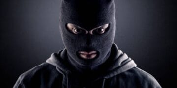 Incident șocant în parc. Un băiețel de 8 ani a fost agresat de un adolescent cu o cagulă pe cap. Suspectul s-a făcut nevăzut