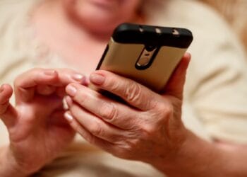 O femeie trecută bine de prima tinerețe a rămas falită, după ce s-a îndrăgostit! Bărbatul s-a dat drept astronaut și a reușit să o lase fără bani pe damă!