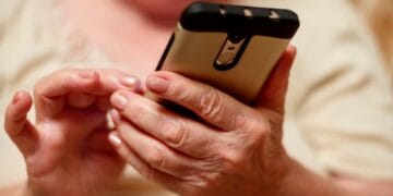 O femeie trecută bine de prima tinerețe a rămas falită, după ce s-a îndrăgostit! Bărbatul s-a dat drept astronaut și a reușit să o lase fără bani pe damă!