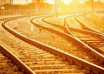 Vagon deraiat pe un traseu foarte circulat. Traficul feroviar oprit pe Magistrala 100! Garnitura cu cereale, avea 32 de vagoane!